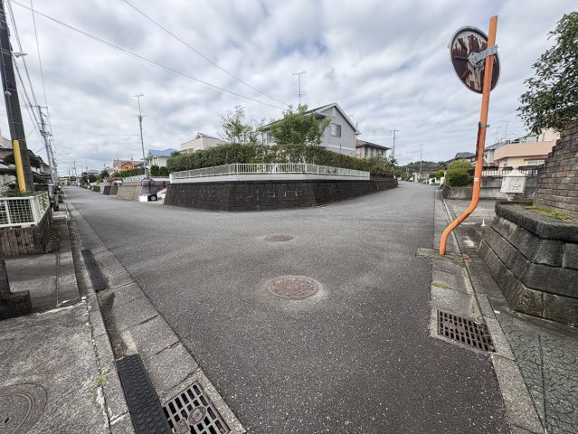 中央台鹿島一丁目 中古一戸建ての前面道路含む現地写真