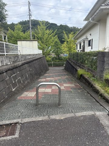 中央台鹿島一丁目 中古一戸建ての前面道路含む現地写真