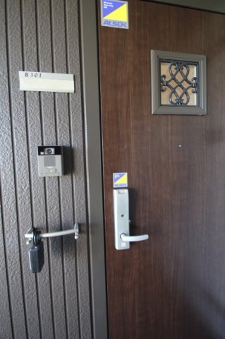 グランパルクききょう B棟の玄関