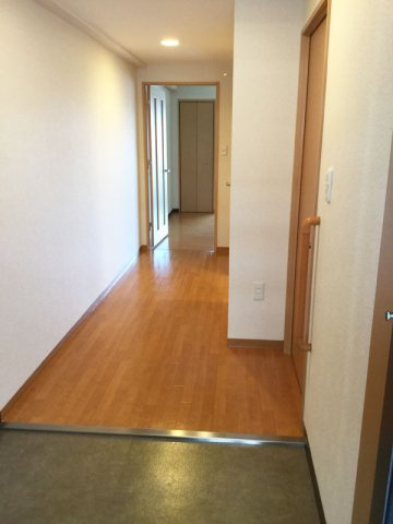 コーシャハイツ法円坂３６号館の玄関