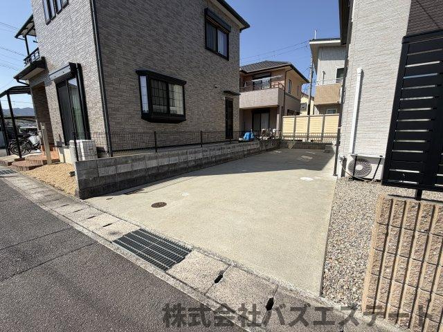 香寺町犬飼　中古一戸建ての駐車場