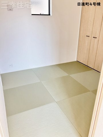 碧南市日進町NEX-G 4号棟の和室|ホッコリできる洋風和室4.5帖。ゴロンと横になるのも良し、お子さんのおもちゃ置き場にしても良し、色々な使い方ができますね
