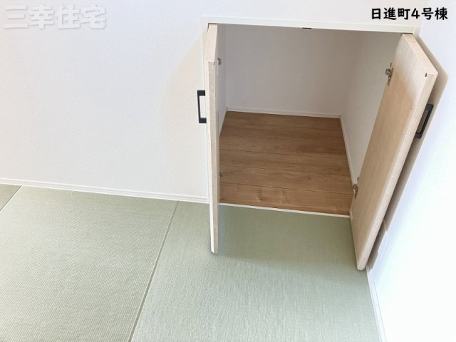 碧南市日進町NEX-G 4号棟の収納|洋風和室には階段下の収納もあります