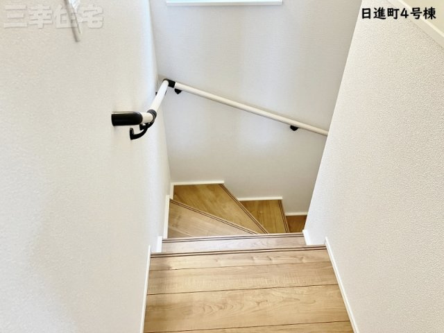 碧南市日進町NEX-G 4号棟の設備|玄関や階段には手すりがあります。転落の防止や体への負担を軽減します♪