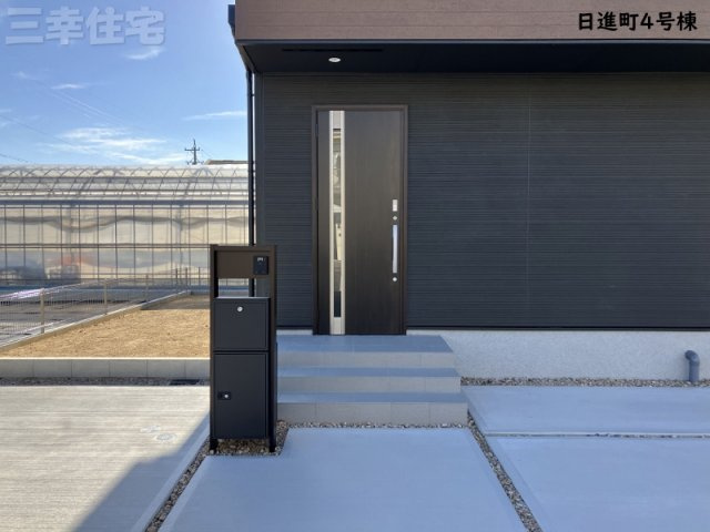 碧南市日進町NEX-G 4号棟の玄関|玄関の鍵はスマートキー、宅配ボックス、シャッターもあって防犯対策も安心です
