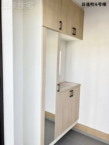 碧南市日進町NEX-G 4号棟の玄関|住まいの顔玄関には、靴がたっぷり入るトール形の大容量収納ですっきりした玄関を実現しました！姿見鏡があるからお出かけ前に身だしなみチェックを！