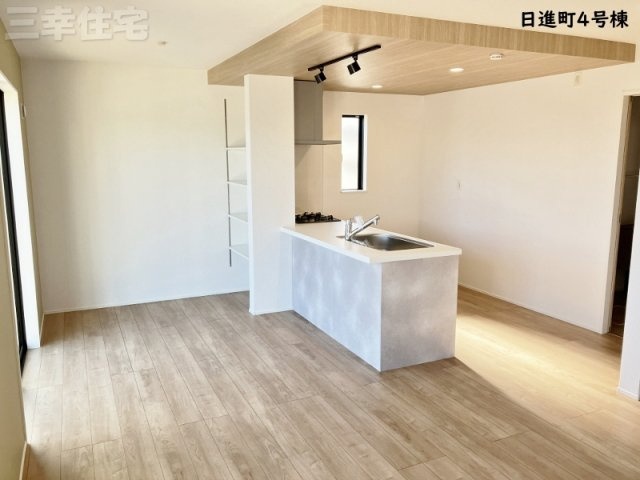 碧南市日進町NEX-G 4号棟の居間・リビング|リビングダイニング16.25帖。オシャレな下がり天井は、手元が明るくなるので視覚的にお料理がおいしく見えると言われています