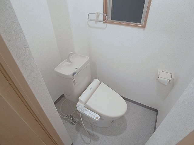 クイーンズハイツ名倉のトイレ|小窓付のトイレ　ウォシュレット