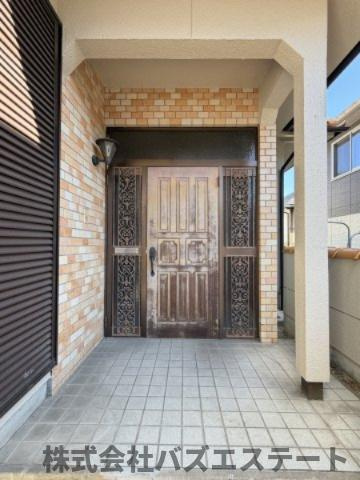 青山西４丁目　中古一戸建ての玄関