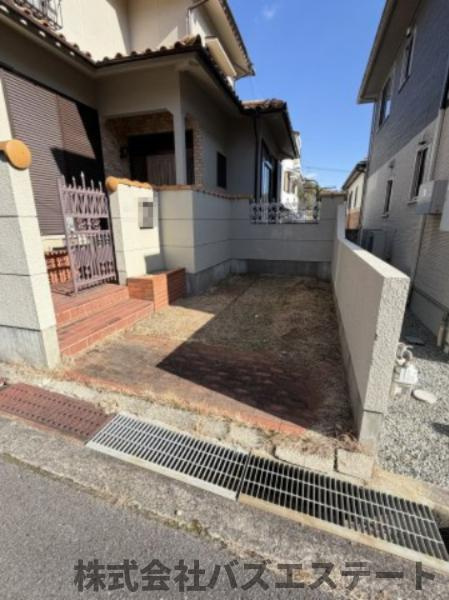 青山西４丁目　中古一戸建ての駐車場