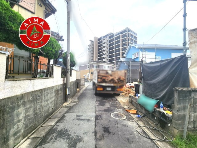 福岡市東区和白2丁目第1-1棟（1号棟）の前面道路含む現地写真|前面道路は閑静な住宅地をはしる車通りの少ない道路。お車の出し入れが苦手なママや小さなお子様にも安心ですね。しっかり舗装もされているので、ベビーカーや自転車で通っても快適に通行できます。