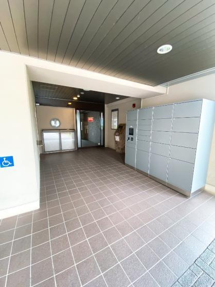 コーシャハイツ法円坂３６号館のエントランス