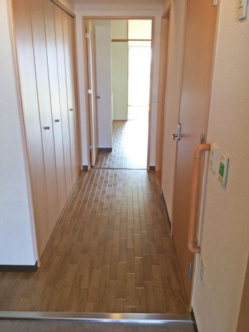 コーシャハイツ法円坂３６号館の玄関