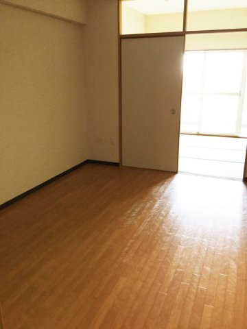 コーシャハイツ法円坂３６号館の居間・リビング