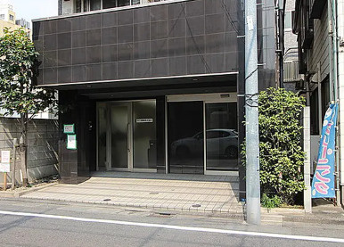 第４３シンエイビルのエントランス