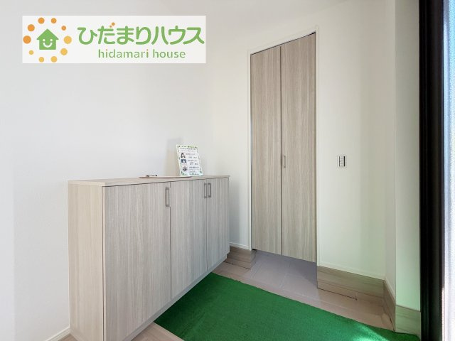 【玄関】 | 牛久市牛久町第2期　新築戸建　2号棟 | 使い勝手の良い大きなシューズボックス☆乱雑になりがちな玄関をスッキリ見せてくれます！