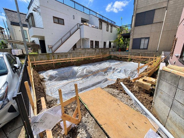 大田区東雪谷5丁目 新築戸建の外観|玄関を出てからアプローチがある為小さいお子様も安心です！※現地のご見学お気軽にお問合せ下さい。