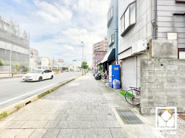西宮市弓場町の周辺|前面道路は歩道付きで、歩行者の安全にも配慮された立地。街路樹や中央分離帯の植栽が彩る通りで、四季の移り変わりが感じられる景観も魅力です。