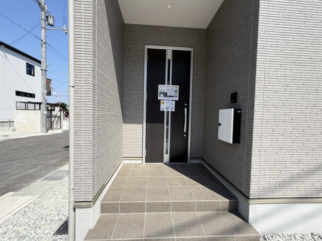 西庄　新築一戸建てのエントランス