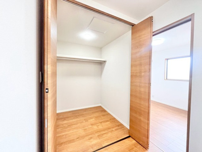 【収納】 | 吹田市片山町４丁目中古戸建 | こちらの物件近くの教育施設や、スーパー・公園など、物件周辺の住環境を併せてご案内させて頂きます。ぜひ、現地での暮らしをイメージなさって下さい！