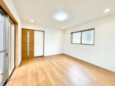 【居間・リビング】 | 吹田市片山町４丁目中古戸建 | エイブルだけの嬉しいサービス、ご用意しております。詳細は、お気軽に当社までお問合せ下さいませ！