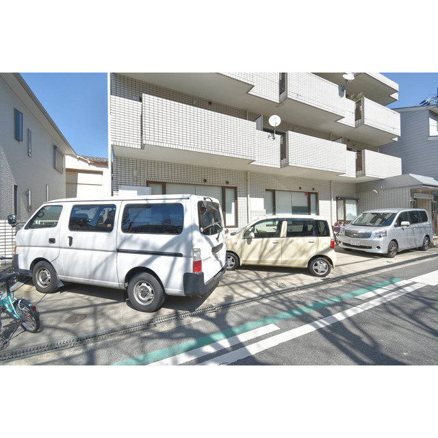 アヴァンス晴明通の駐車場|駐車場があるので、車を買う予定の方も安心です