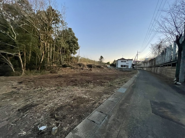 比企郡滑川町羽尾　売地の前面道路含む現地写真