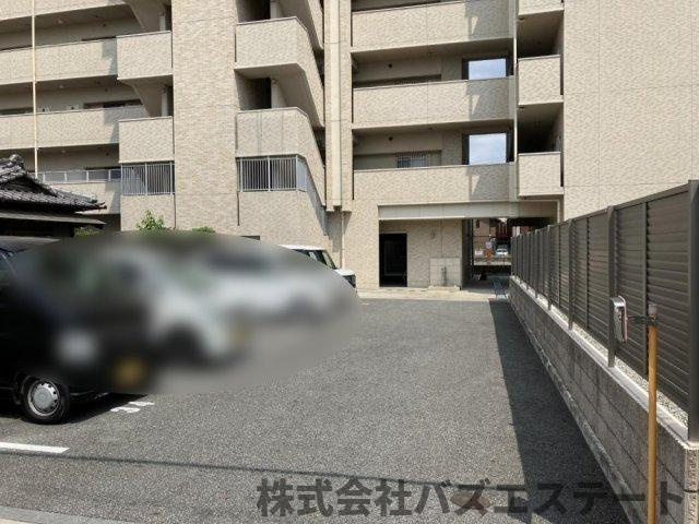 プレサンスネオ姫路の駐車場