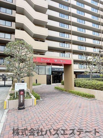 ロワイヤル網干駅前のエントランス