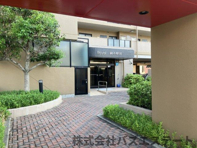 ロワイヤル網干駅前のエントランス