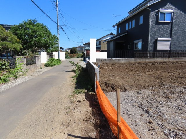 坂戸市森戸新築平屋戸建　の前面道路含む現地写真