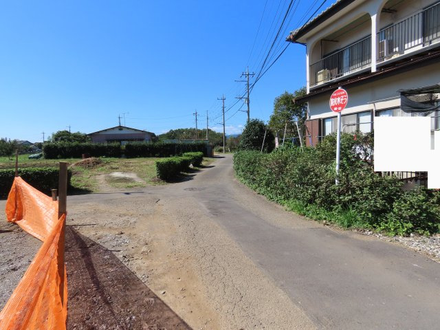 坂戸市森戸新築平屋戸建　の前面道路含む現地写真