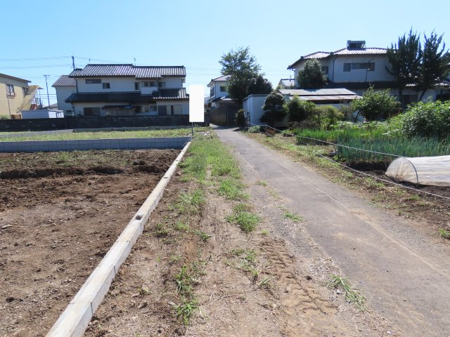坂戸市森戸新築平屋戸建　の前面道路含む現地写真