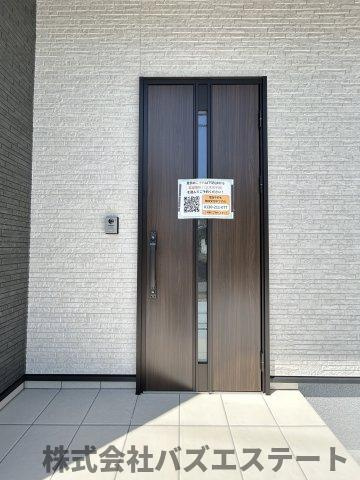 三木市平田　新築一戸建ての玄関