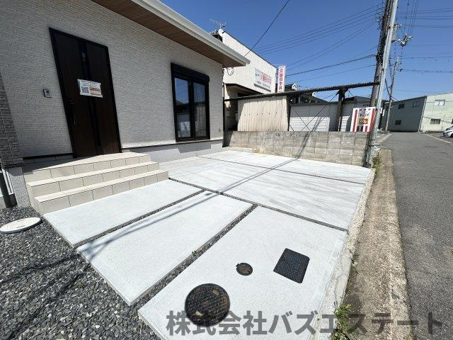 三木市平田　新築一戸建ての駐車場