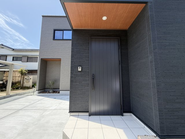 南八代町　新築一戸建てのエントランス