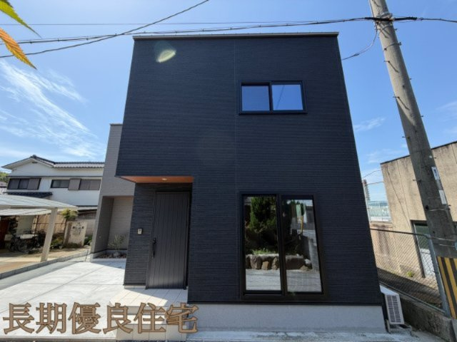 南八代町　新築一戸建ての外観|外観はスタイリッシュで高級感のある黒色を採用しており、経年による黒ずみが目立ちにくいのも嬉しいポイントです。