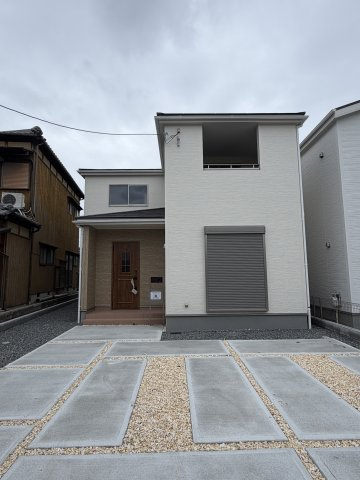 伊伝居　新築一戸建てのエントランス