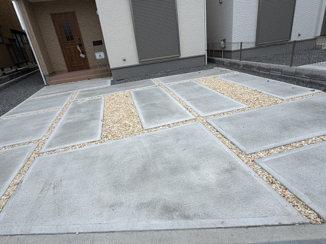 伊伝居　新築一戸建ての駐車場