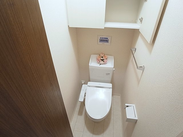 ラークヒルズのトイレ|ウォシュレット付トイレに上部収納棚も完備