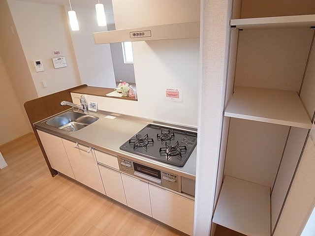 ラークヒルズのキッチン|システムキッチン。ガス3口コンログリル付