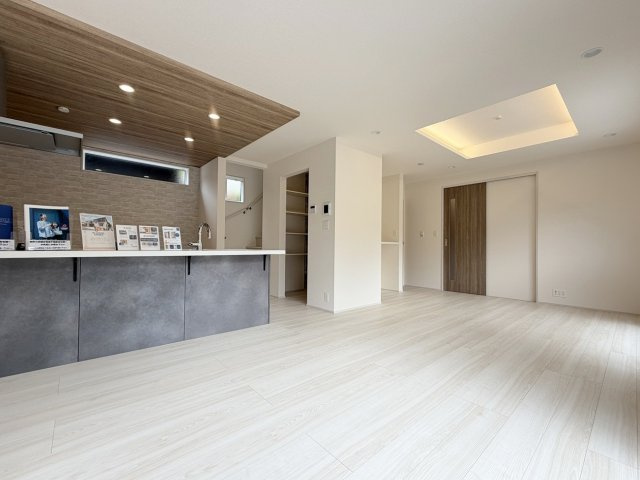 大枝北沓掛町3丁目の居間・リビング|リビング側・キッチン側の双方からお互いの姿が見え、お料理中もお子様の様子を見守れます♪（R8.9撮影）
