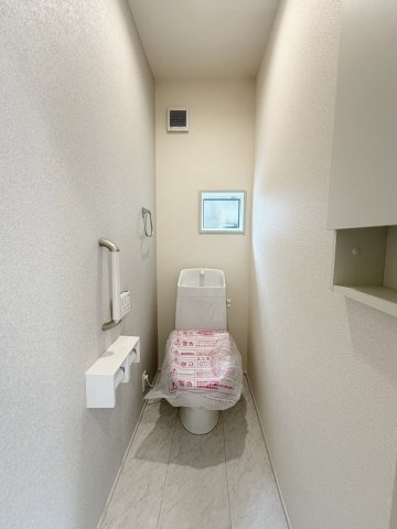 大枝北沓掛町3丁目のトイレ|多機能なウォシュレット付！温かい便座でホッと一息つけちゃう至福の空間に。（R8.9撮影）