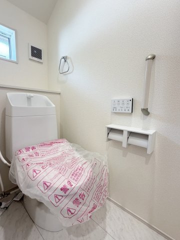 大枝北沓掛町3丁目のトイレ|1階と2階の2ヶ所に配置しており、来客時や朝の身支度時にも同時に使えて嬉しい♪（R8.9撮影）