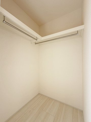 大枝北沓掛町3丁目の収納|WCLはお洋服以外にも掃除機やスーツケースなども一箇所に集約できるのが魅力です！（R8.9撮影）