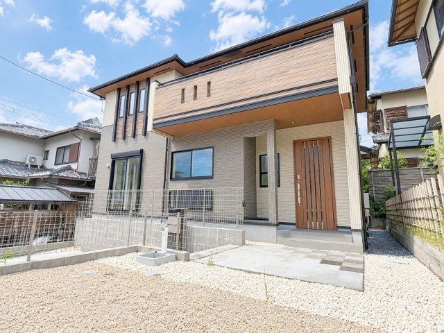 大枝北沓掛町3丁目の外観|『お庭スペース有◎』
玄関前にはちょっとしたお庭スペースがございます。ガーデニングや家庭菜園などが楽しめちゃいます♪（R8.9撮影）