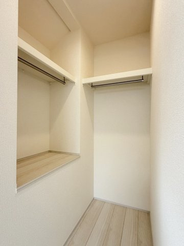 大枝北沓掛町3丁目の収納|クローゼット内はハンガーパイプが備え付けになっております。上部には棚も設けられており、収納ボックスなどでスッキリ整理整頓もできちゃいます！（R8.9撮影）