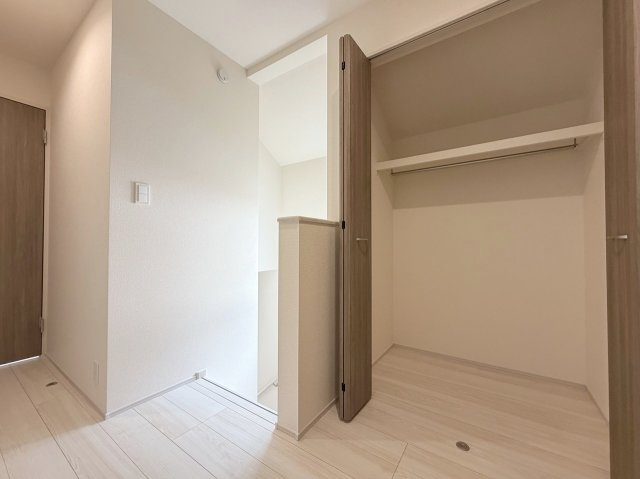 大枝北沓掛町3丁目の収納|廊下部分にもちょっとした収納を設けてスペースを無駄なく活用。（R8.9撮影）