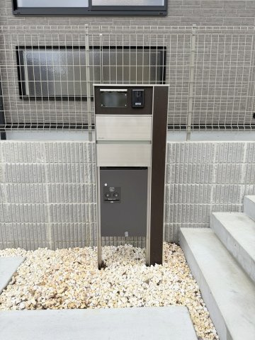 大枝北沓掛町3丁目の設備|『宅配ボックス完備！』外出中もお荷物を受け取ることができ、再配達の手間が省けます♪（R8.9撮影）