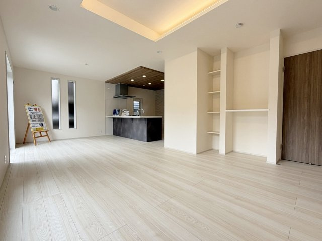 大枝北沓掛町3丁目の居間・リビング|木目や白を基調としたシンプルな仕上がりの洋室はインテリアプランを考えやすいのが魅力！（R8.9撮影）